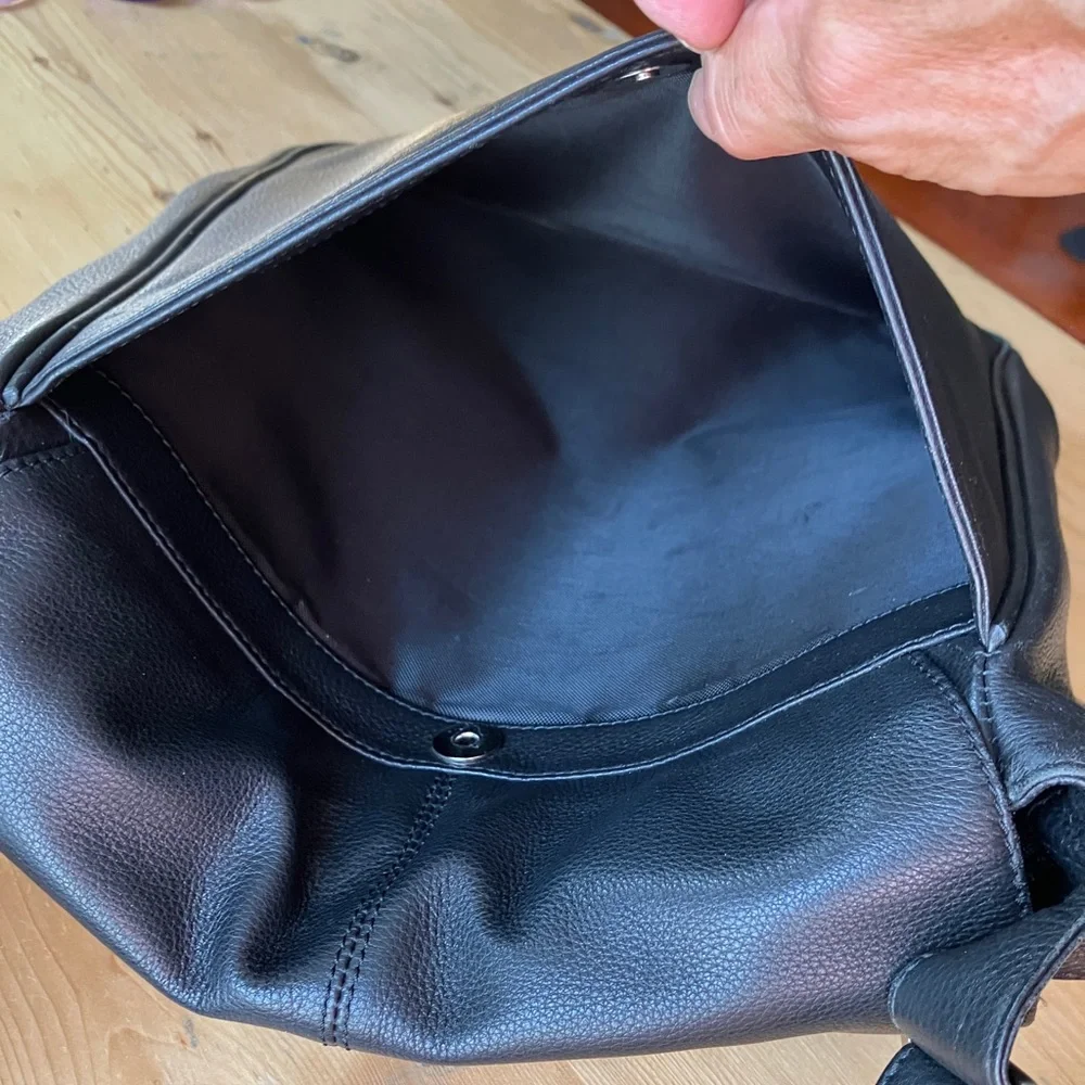 Osgoode Marley Black Leather Vertical Crossbody Messenger Computer Commuter Bag